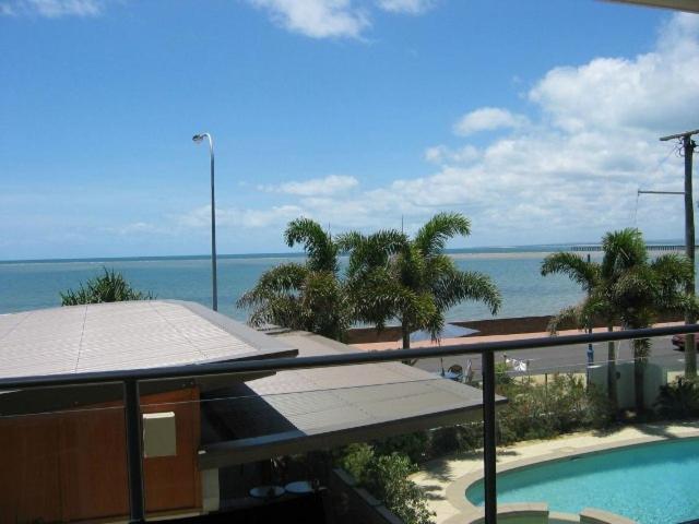 Pier One Aparthotel Urangan Room photo