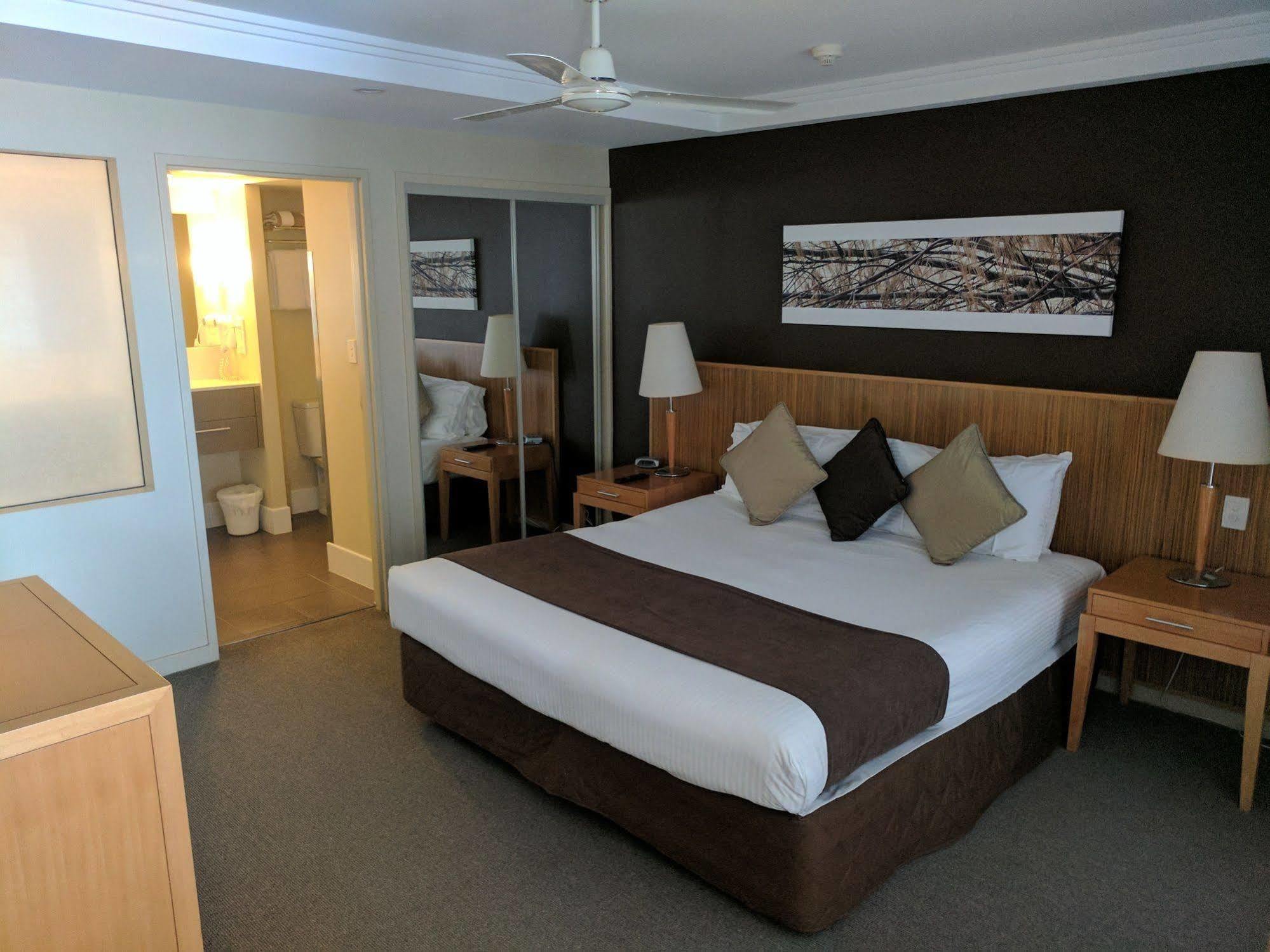 Pier One Aparthotel Urangan Exterior photo